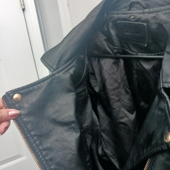 Women's Black Leather Jacket - Picture 5 of 10